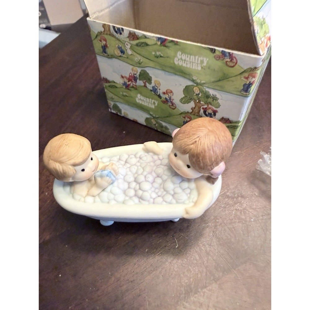 Enesco Country Cousins Polly & Sarah Bathtub 329975 Box